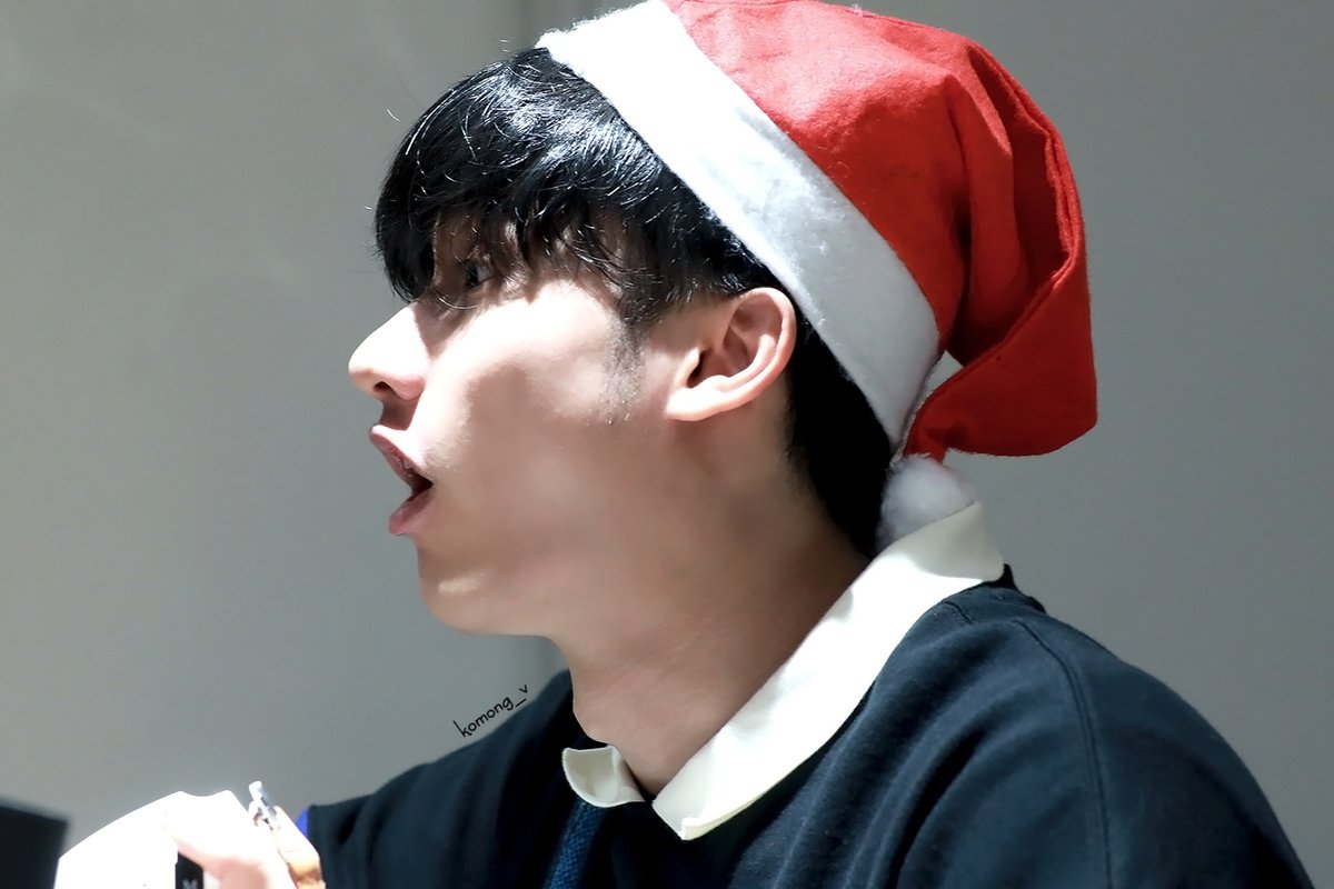 komong_v's tweet photo. 191223 NVNXmasAttack #Taytawan
옆선까지 완벽해서 항상 찍으면서 놀란다. 선들이 너무 예쁘니까ㅠㅠ 그리고 팬한테 집중하는 모습이 좋아서ㅠㅠ
#Taytawan #Tawan_V @Tawan_V
#เตนิว #salmonsanth #NeverNormalBKK #NVNXmasAttack https://t.co/pr2AgHrGcf