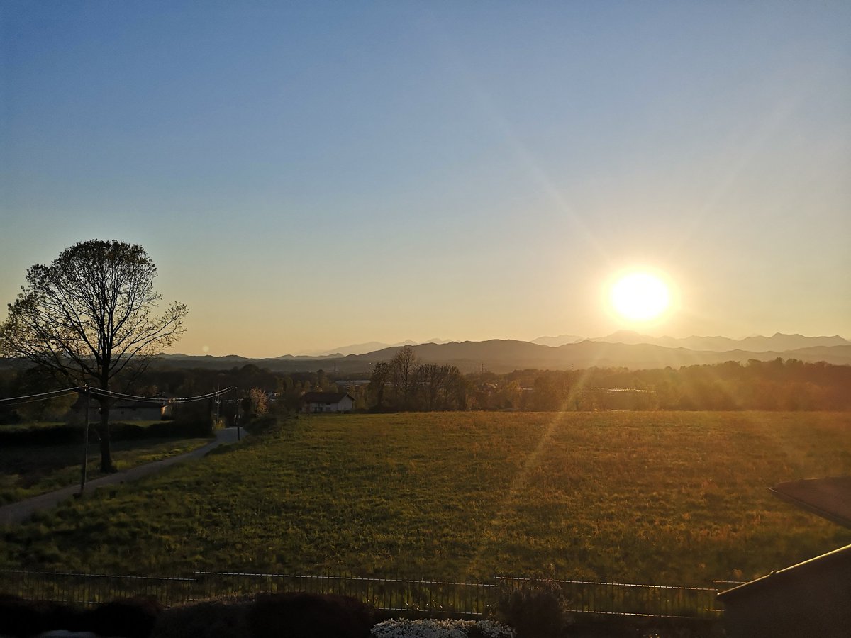 Il momento preferito della mia quarantena.
☀️🌾🍃
#sun #sunset #light #home #nature #peace #silence #stop #listen #accept #love #wait #thepieceofsky #magicmoment