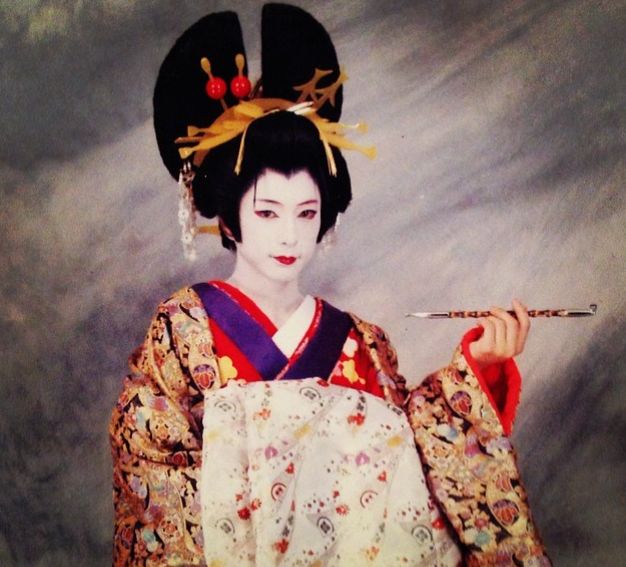 惣流 ドルフ ラングレン弐号機 一方アメリカと違い日本では そういったフェミニン要素 いわゆる 中性的 な男性表現においては古い歴史と下地があった 其の始まりが歌舞伎に於ける 女形 の演技スタイルだ 男性役者が女性らしく魅せる為の繊細な動き