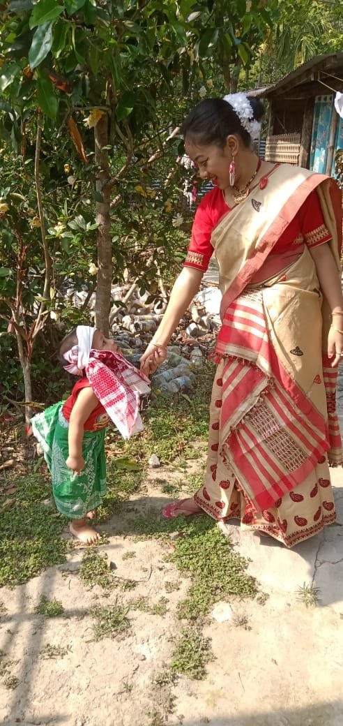 DavidDawnAssam's tweet photo. সকলোকে গোঁসাই বিহুৰ শুভেচ্ছা জনালো। সকলো ভালে থাকক, কুশলে থাকক। 
ফেচ���ুক চলাই থাকোতে বাইদেউ এজনীৰ ল'ৰা-ছোৱালী হালৰ ফটো টো পালো। বহুতেই বেছি মৰম লাগিল ল'ৰাজনৰ ভংগিমাৰ বাবে। সেয়ে upload দিলো।
থুৰিয়ানন্দা শৰনীয়া/চন্দন শৰনীয়া
টংলা, ওদালগুৰি
#BihuBoliya https://t.co/Ksx15QyQIM