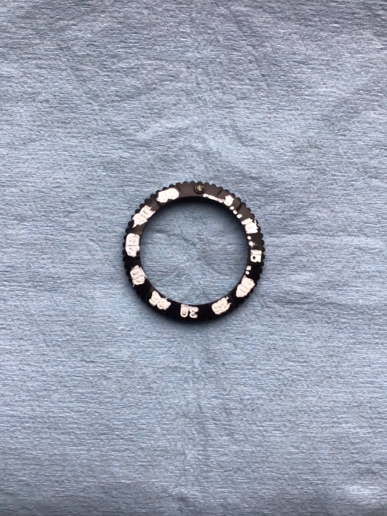 handmader777's tweet photo. 先日からの続きです⌚️

ベゼルの塗装になります✨
手法はプラモデルを作る方ならご存知のスミ入れの要領です。

完成���たものは、ガラスも交換してますので新品のようになりました✨

実は、ベゼルのトリチウムもレジンでコーティングしてあります^ ^

満足してくれるといいですね😓

#ルミノックス https://t.co/sxdHmM7DUu