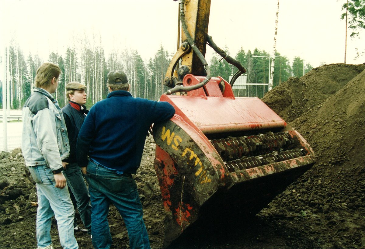 AlluGroup's tweet photo. Did you know that ALLU’s history goes back for over 30 years? ALLU started as Ideachip Oy back in 1985 and today, ALLU is a family-owned business, known of its own ALLU Transformer and ALLU Processor equipment. This picture is from 1992. #ALLUGroup #ALLUTBT #TBT #Throwback https://t.co/LW1v1q88OK
