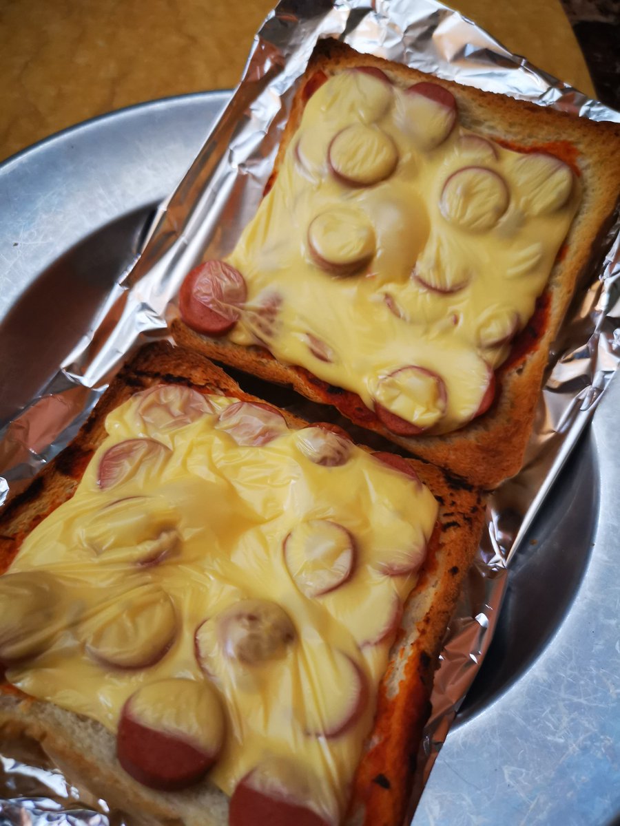 AdelinaCyl's tweet photo. Homade bread pizza! Puree paste spread, sausage &amp; cheese!
#foodie #breadpizza #homeMade #delicious https://t.co/MNATw9d88z