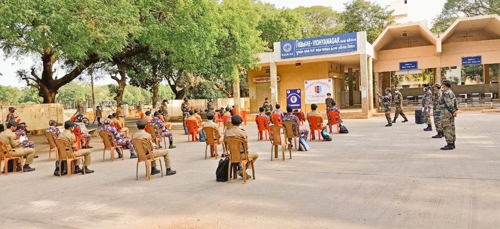 DefencePRO_Guj's tweet photo. #NationalCadetCorps #Gujarat #Anand Cadets of #4GujBn #13GujBn #2CTC attending mrng briefing 4 #ExNCCYogdan ready 4 daily fight against #COVID19 #CoronaWarriors @SpokespersonMoD @HQ_DG_NCC @DDNewsGujarati @PIBAhmedabad @mygovindia @InfoGujarat @drajaykumar_ias @CMOGuj https://t.co/I3rAhy0RGz