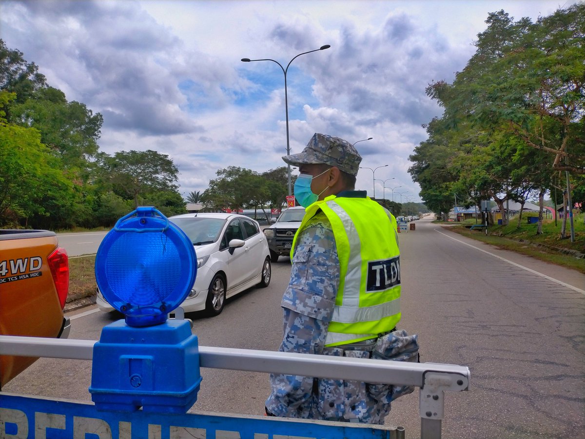 Mawilla_1's tweet photo. Putuskan rantaian jangkitan #COVID19 . #NavyPeople bertugas membantu PDRM memantau dan memastikan orang awam mematuhi arahan #PerintahKawalanPergerakan (PKP) yg telah dikuatkuasakan oleh kerajaan.
@tldm_rasmi @MPA_Barat @reza_azeranil63 @ARBA_My @mahadzir9870 https://t.co/OTuQeHk8jg
