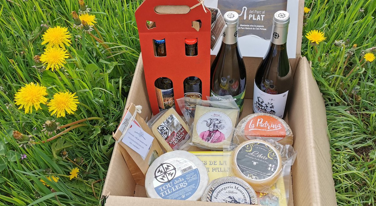 pnaltpirineu's tweet image. Ja estan de camí les primeres 60 cistelles del confinament #delparcalplat, algunes d'elles recollides a la mateixa botiga del #TrosdeSort, com aquesta, una vegetariana🧀🌿 amb beguda 🍷🍺 num 7.
Ja podeu demanar la vostra cistella 🧺 per la setmana vinent delparcalplat.fempirineu.cat