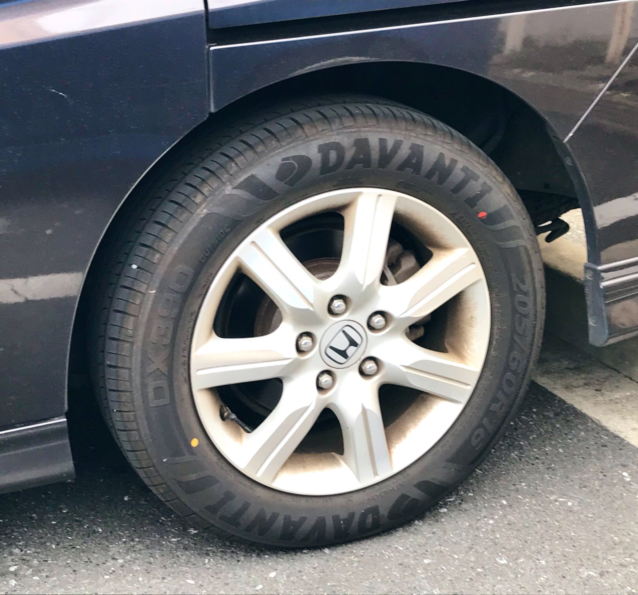 ひわいさん 駐車場で見かけた Davanti Dx390 ってタイヤのサイドウォール めっちゃ文字デカくてかっこいい 値段もお手頃 T Co 3pknpmw8qc Twitter