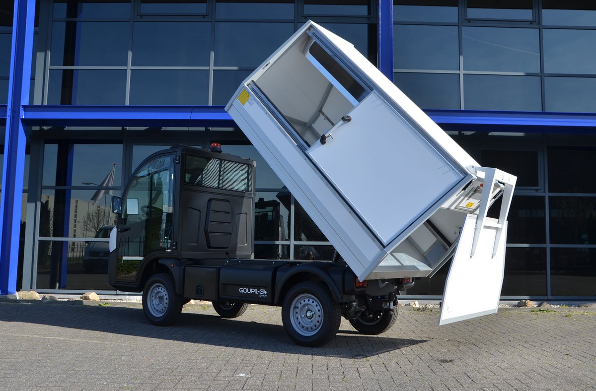 Steeds meer bedrijven kiezen voor een duurzame oplossing op het gebied van mobiliteit in stadskernen. Van den Born denkt graag mee met deze mooie ontwikkeling. Vandaag leveren wij een veegvuilkipper af die wij hebben gebouwd op een volledig elektrische Goupil G4.