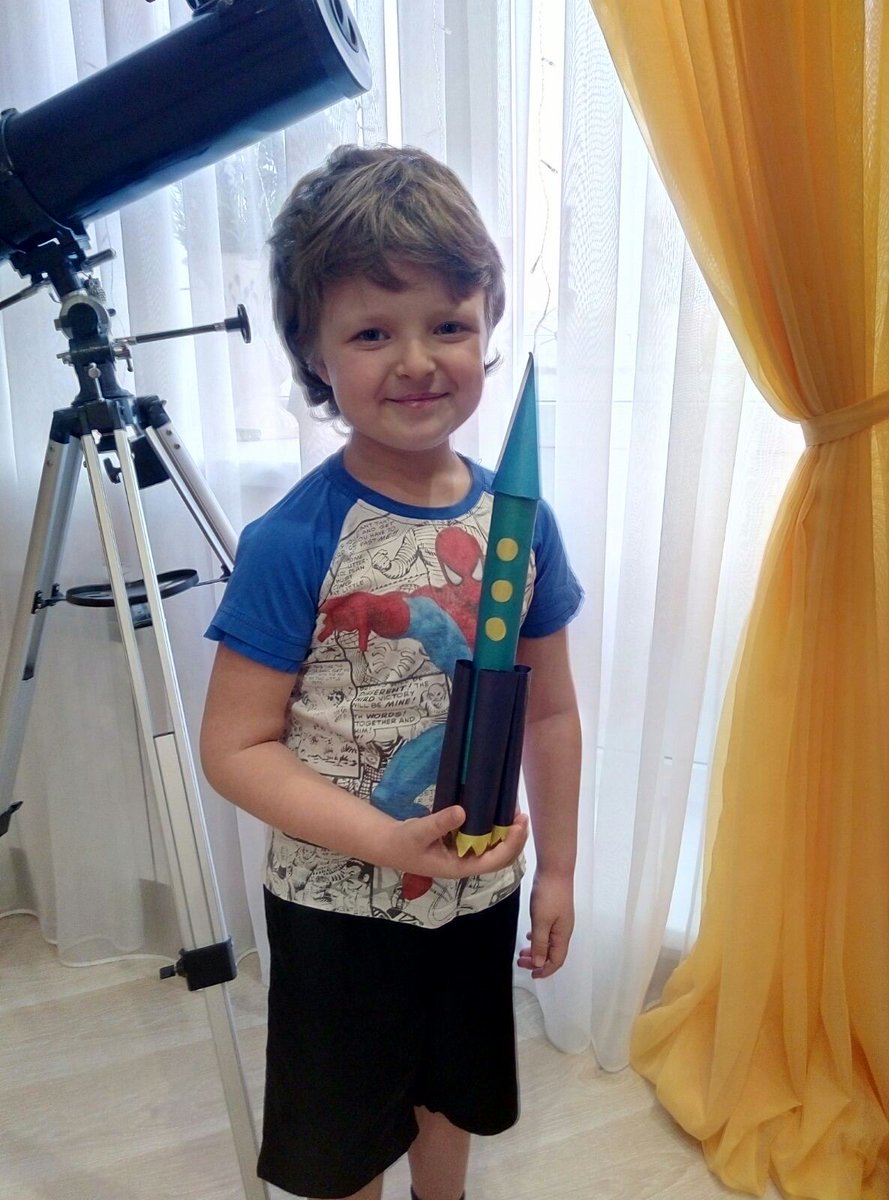 С 6 по 10 апреля в нашем детском саду была объявлена дистанционная неделя «Удивительный космос».  Педагоги ДОУ подготовили для ребят интересные и познавательные видео-занятия о солнечной системе, о планетах, о летательных аппаратах и конечно же о наших славных космонавтах.