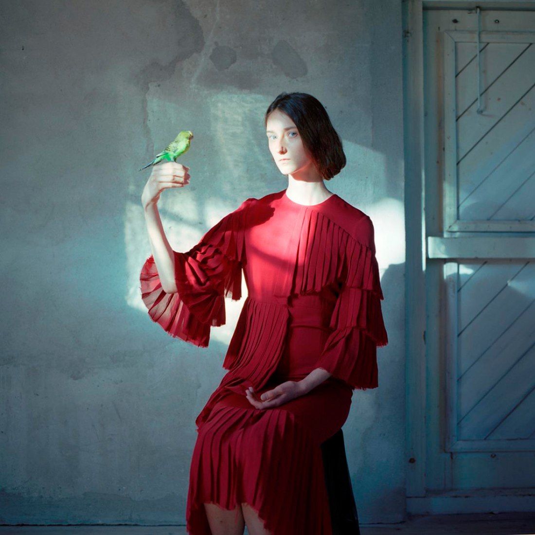 PhotoSuricato's tweet photo. Hellen Van Meene (1072, Países Bajos)
Maravilloso trabajo de luz, composición y color. Ella acostumbra a acercarse a las chicas que retrata en la calle, con caras y cuerpos "imperfectos" o "raros"
#hellenvanmeene #retrato #photographersilove https://t.co/E7d6QDc3LC