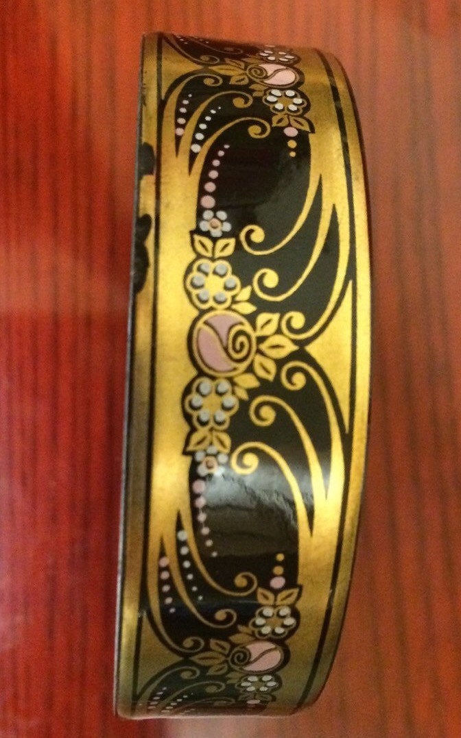 loveretrocrafts's tweet photo. Excited to share the latest addition to my #etsy shop: Michaela frey vintage enamelled bangle https://t.co/hzAhgMrZds #jewelry #bracelet #black #goldbangles #costumejewellery #blackandgoldename #statementbangle #michaelafreyjewell #michaelafreybangle https://t.co/H2zaWCVPjQ