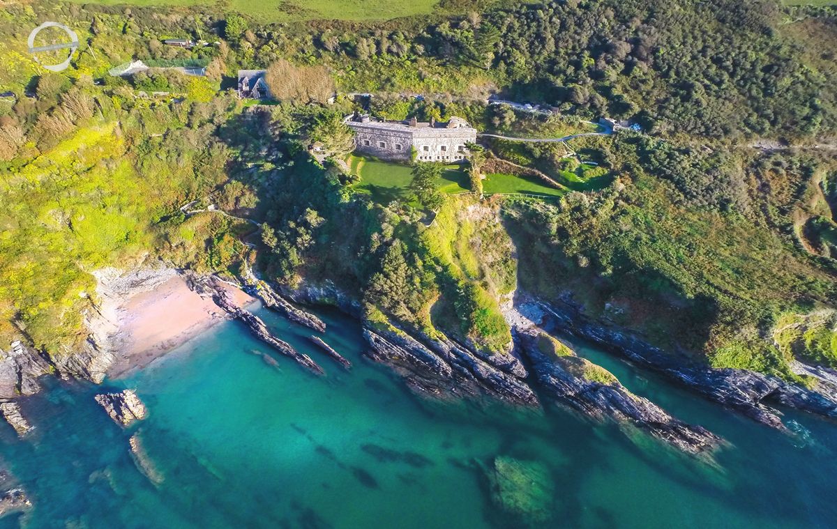 .<a href="/Polhawnfort/">𝒫𝑜𝓁𝒽𝒶𝓌𝓃 𝐹𝑜𝓇𝓉</a> is a one-off, unique kind of place. It stands alone, quite literally. So if you’re looking for a coastal wedding venue to make your own, you’ve probably found it. southwestweddingvenues.co.uk/polhawn-fort