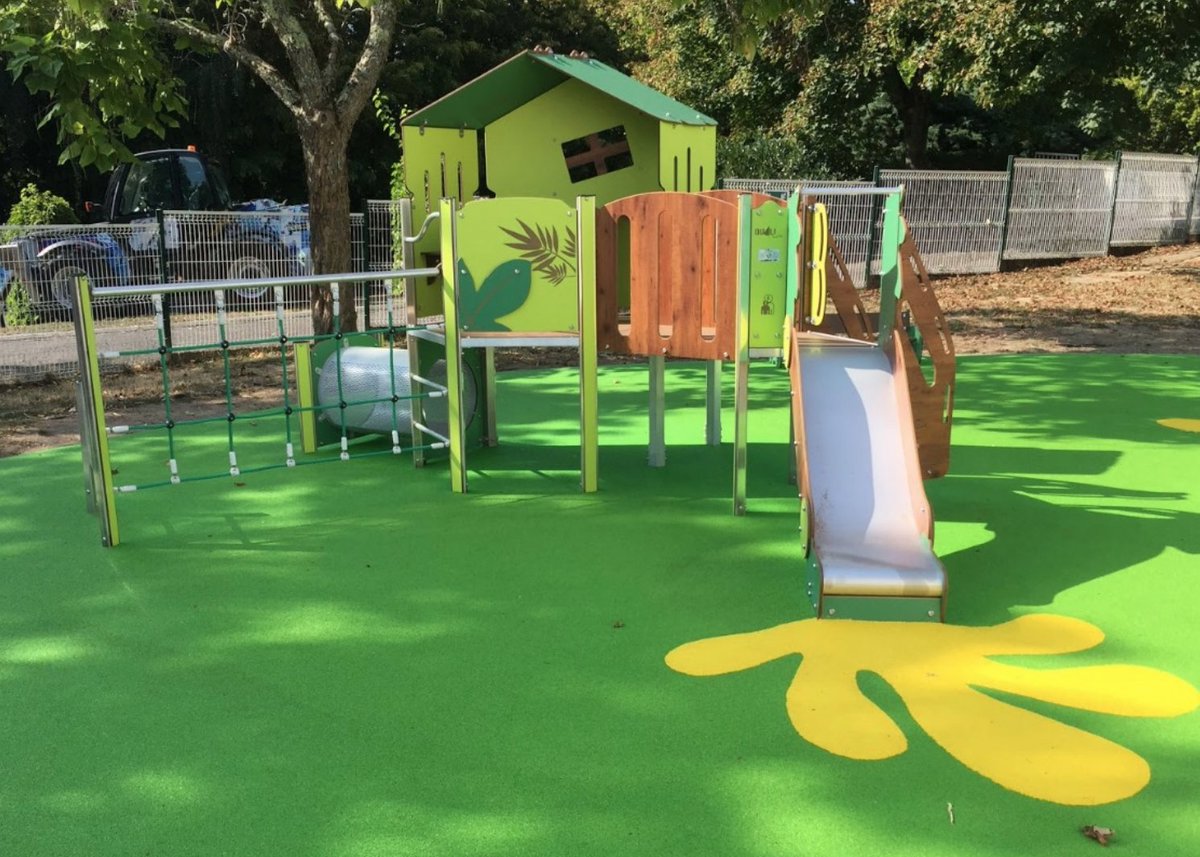 QualiCite_En's tweet photo. Let’s go to #Limoges, Haute-Vienne #France, to show you a pretty #playground installed at the #school Jean Le Bail 😍📸👏👇 #QualiCité #children https://t.co/nS4gCAmzho