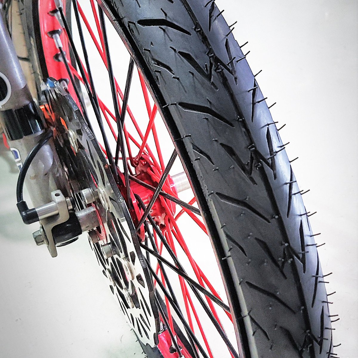 tdrmitra2000's tweet photo. COMET Drag Bike Tire terbuat dari special compound yang melekat erat untuk akselerasi cepat pada permukaan lintasan balap. Order online di https://t.co/PnC0GjA46z 👉 https://t.co/fhQifBlxg8
.
#Comet #InnovationForExcellence #GotoTheNextLevel #NextLevel #LevelUp https://t.co/ZaYwfMl9n4