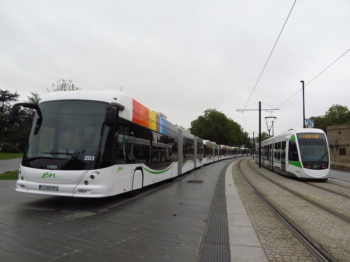 HESS aussi à bien compris l'intérêt du bi-articulé avec le prototype 721 genevois (ex-articulé 709, 20 - wiki) puis le lighTram hybride (21 - Gigabus72) en essai sur la 4 nantaise en 2009. Le lighTram qui s'est modernisé en bus électrique à batteries, avec charge rapide(22 - moi)