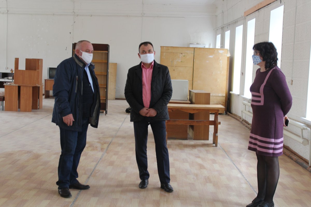 С депутатом Зак собрания Ульяновской области В.В.Ковелем ознакомились с ходом реализации в районе  Национальных проектов. В школе г.Сенгилей центр образования «Точка роста», ремонт кровли (третьего здания), районная библиотека (кровля, окна и работа согласно выигранного конкурса