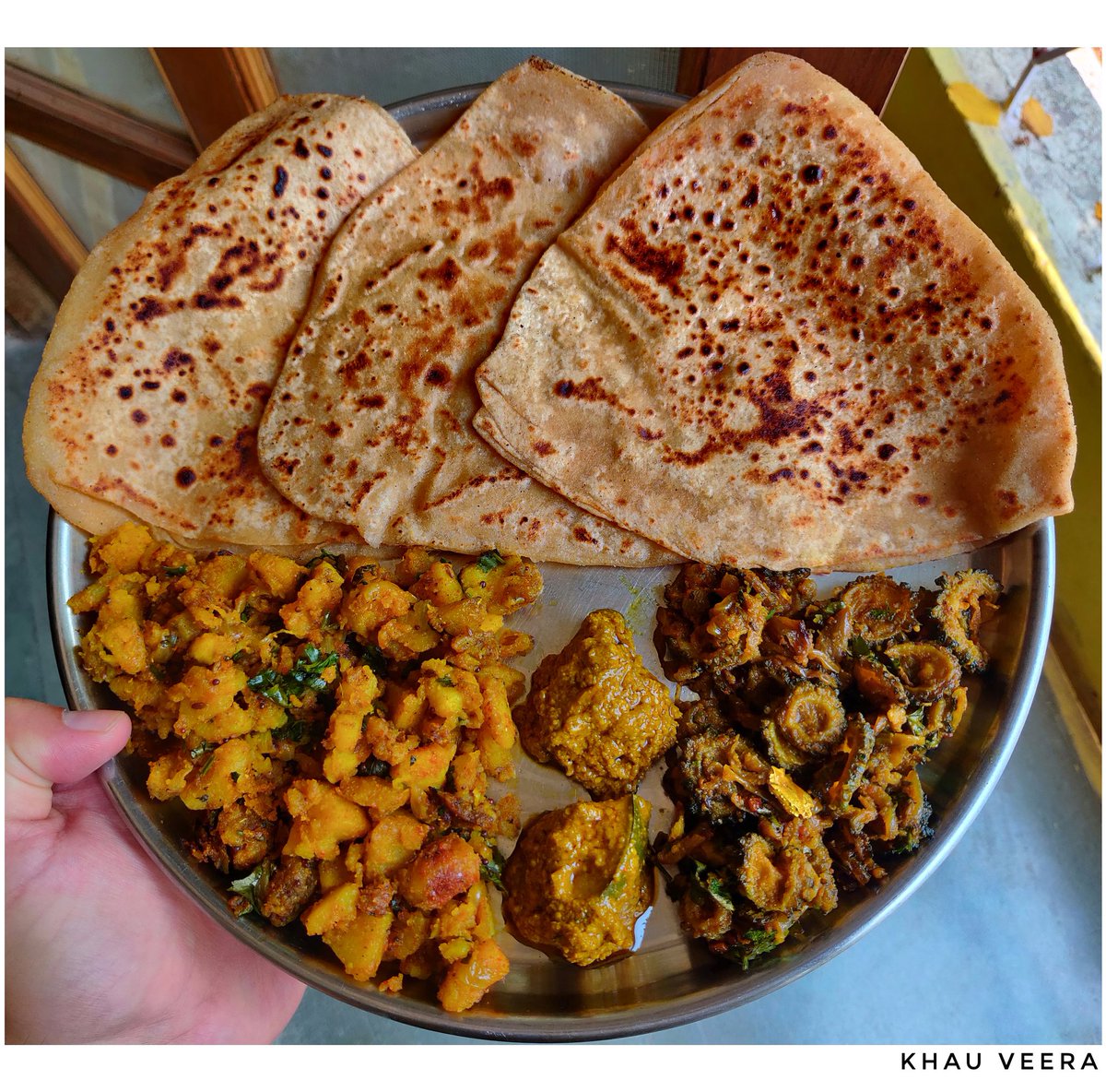 khauveera's tweet photo. Garma garam parathe, sukhe aloo ki sabzi, karela ke sabzi and mango pickle ❣️
#paratha #spicyfood #indianstreetfood #breakfast #gharkakhana #desikhana #northindianfood #snacks #recipes #desifood #briyani #platinggoals #homecooking #vegrecipe #recipe #homefood #oneplus8 #StayHome https://t.co/Y8M3DTQRzs