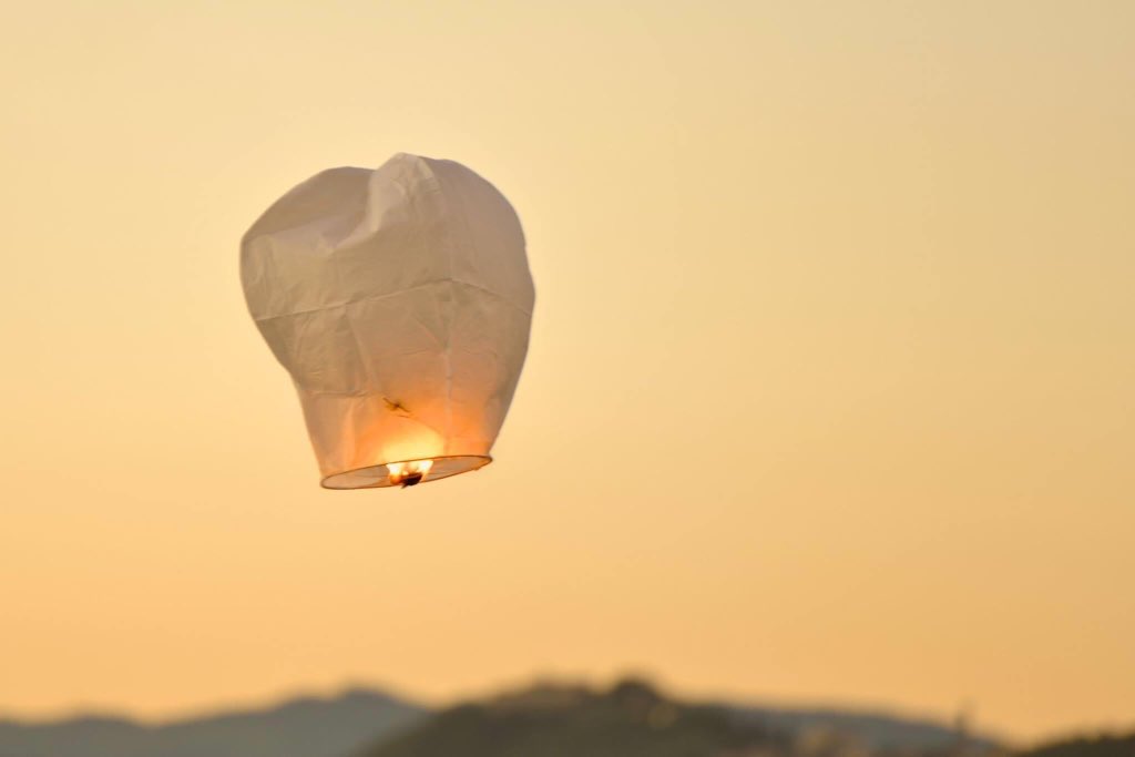 peakdistrict's tweet photo. There are lots of ways to show your support of our amazing #keyworkers and #NHSHeroes, but releasing sky lanterns is not one of them.

Clap loud and clap long this week, and send those sounds soaring into the sky instead 🌈 👏 🌈 👏 🌈

Thanks for being #PeakDistrictProud https://t.co/DQqgUZmLLZ