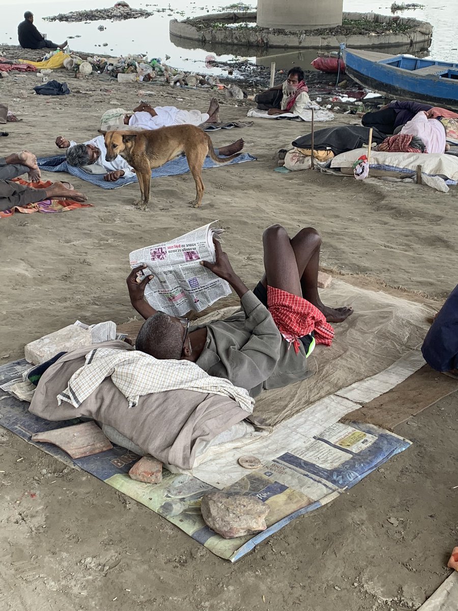 Hundreds of migrant workers and daily wage earners have taken shelter under a bridge on the banks of the Yamuna. For over a week they are living on one meal a day provided by a Gurudwara nearby. Pictures: @arvindgunasekar