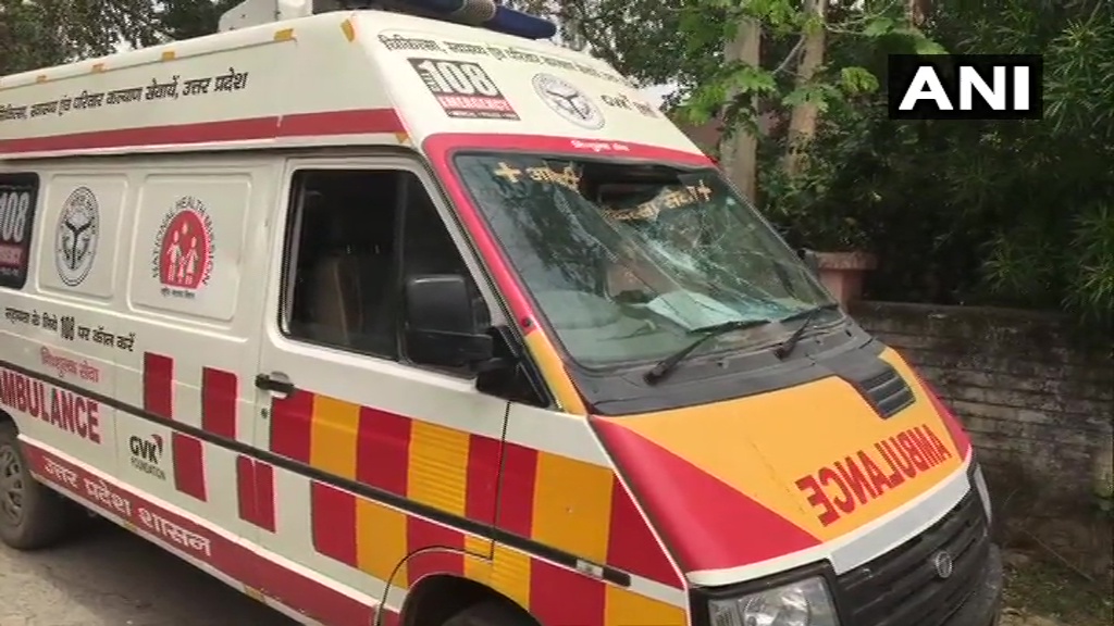 ANINewsUP's tweet photo. Moradabad: Some people pelted stones at medical team&amp;police which had gone to take a person possibly infected with #COVID."When our team boarded ambulance with patient,suddenly crowd emerged&amp;started pelting stones.Some doctors are still there.We are injured,"says ambulance driver https://t.co/Rpo5jDRuJY