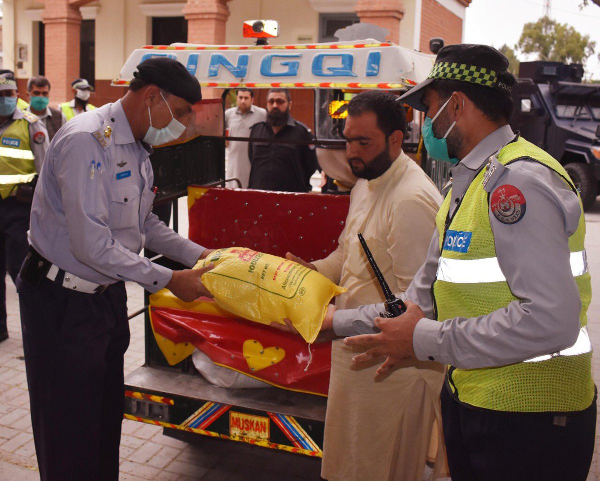 KP_Police1's tweet photo. مردان : ڈی پی او سجاد خان کا احسن اقدام، لاک ڈاون کے دوران دفعہ 144 کی خلاف ورزی کرنے پر ایمپاونڈ چینگچی حوالے کرنے کے ساتھ ساتھ ڈرائیوران میں امدادی راشن پیکج تقسیم بھی کیا گیا۔ https://t.co/wRUvvh2Dss