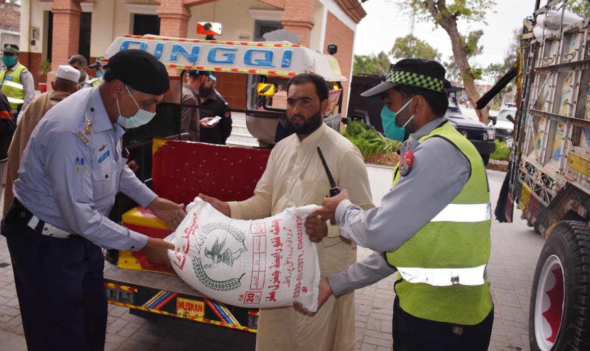 KP_Police1's tweet photo. مردان : ڈی پی او سجاد خان کا احسن اقدام، لاک ڈاون کے دوران دفعہ 144 کی خلاف ورزی کرنے پر ایمپاونڈ چینگچی حوالے کرنے کے ساتھ ساتھ ڈرائیوران میں امدادی راشن پیکج تقسیم بھی کیا گیا۔ https://t.co/wRUvvh2Dss