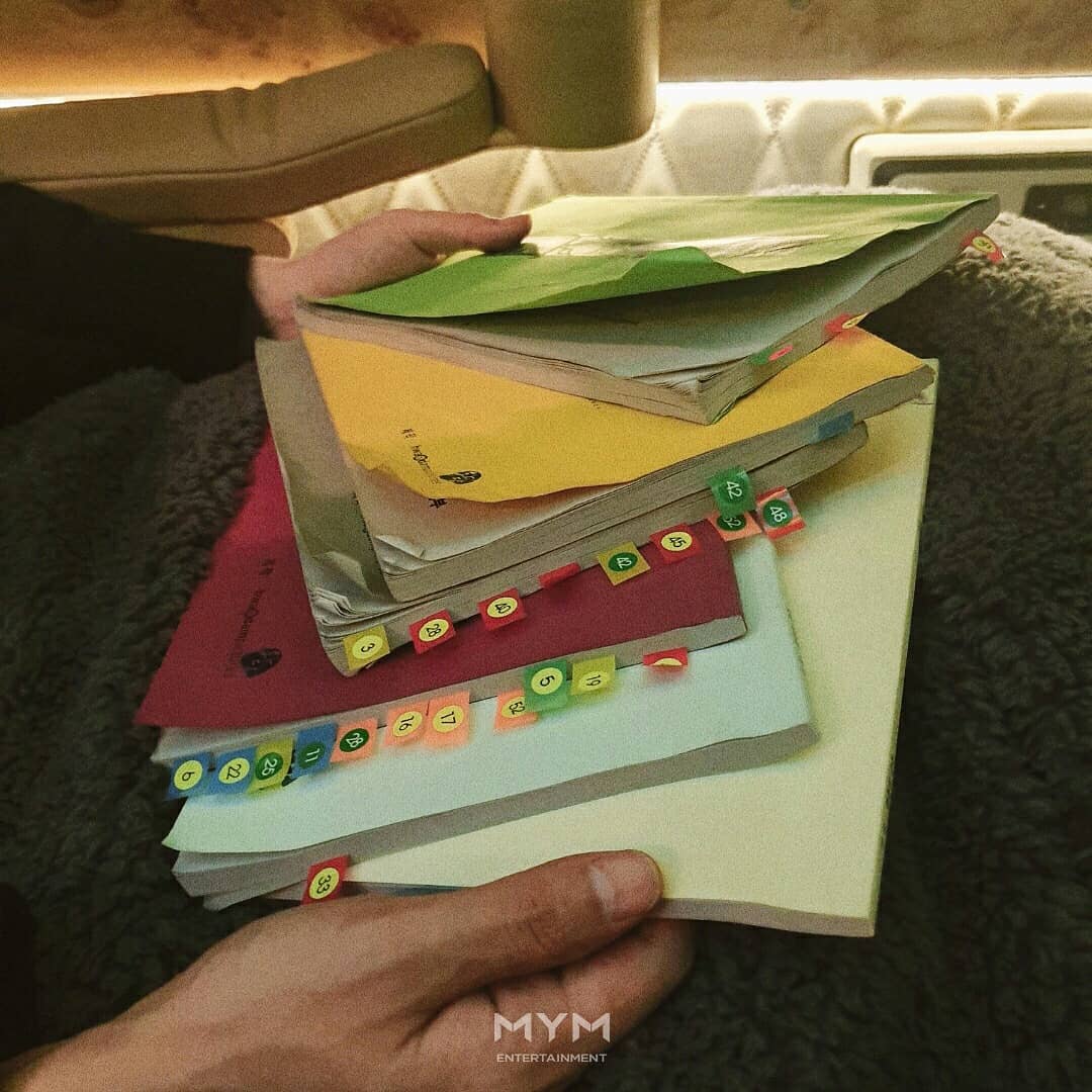 ActorLeeMinHo's tweet photo. 오늘은 𝐃 - 𝟐니깐 사진 2장✌
⠀
떨리고 요동치는 마음을 다소 평온해 보이는 황제 보면서 진정시켜요 우리!
 (그게 잘 될리가.. 🥰)
⠀
SBS 금토드라마 #더킹_영원의군주
📺4월 17일(금) 밤 10시 첫 방송
⠀
#TheKing_EternalMonarch #이곤 #이민호 #leeminho #イミンホ #李敏镐 #minoz #mym https://t.co/Z0TFV9Ripd