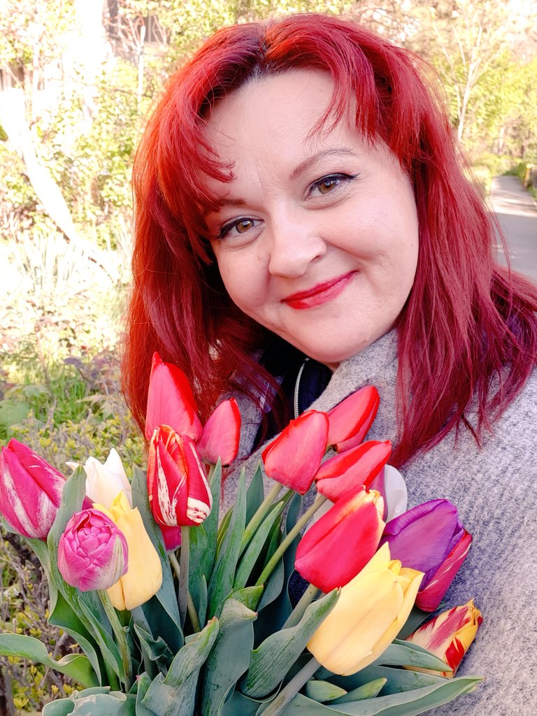 MelodyEllisa's tweet photo. #Wednesday offday....#tulipspoil love flowers. #livejasmin https://t.co/iz8Y5ZdM9j #redheaded #redsmile https://t.co/hhit5GXIaL