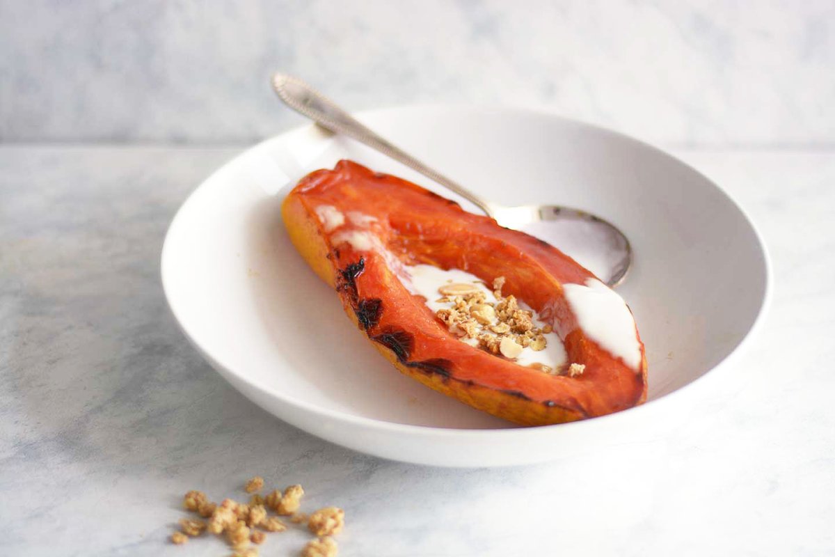 Only a few ingredients but such a delight! Roasted #papaya which is topped off with #coconutmilk and crunchy #granola is an #easy and #healthy fruit-based #breakfast or even a light #dessert. Ready to give it a try? #RECIPE 👉 bit.ly/3aaJCVA #vegan #tenerife #plantbased
