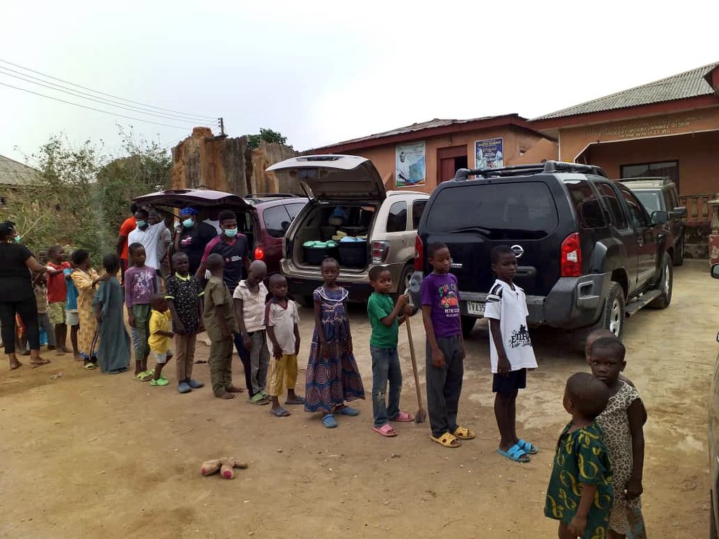 PaulWae_'s tweet photo. Hello Gov. @jidesanwoolu 
My Mum runs Hiddekel, a catering company here in Lagos and we currently feed an average of 400 people per day for free. 
It's been amazing yet overwhelming and we would like to get extra help to keep up with this feeding project.
Pls RT🙏🏾
#COVID19 https://t.co/tbgw1chQND