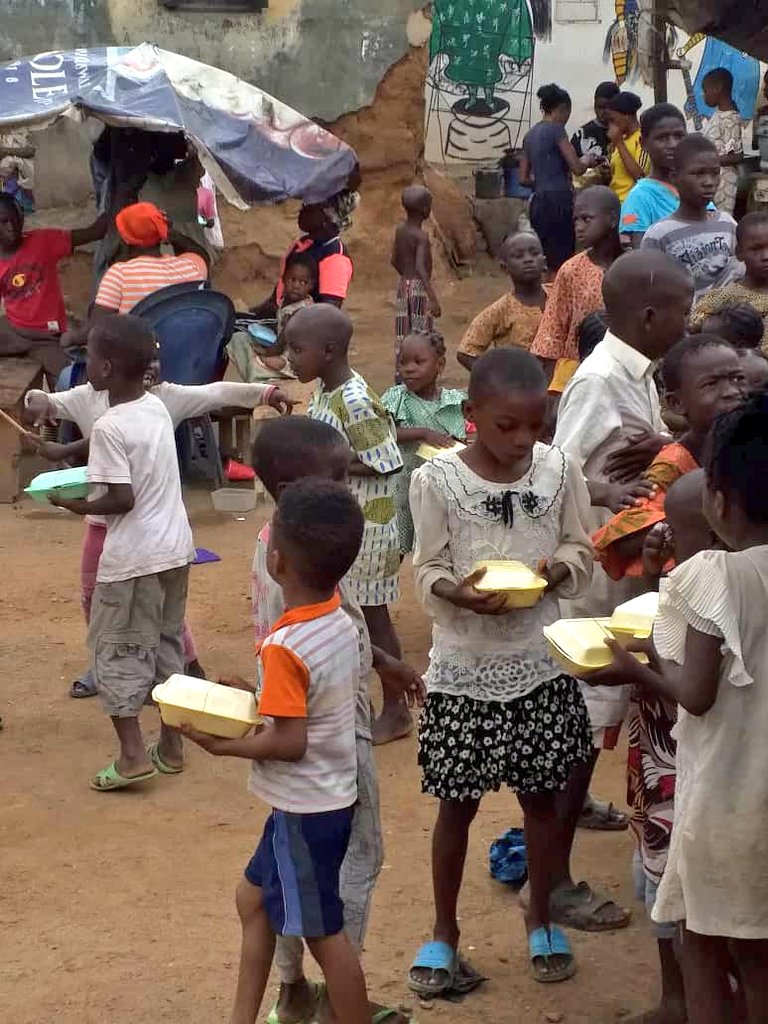 PaulWae_'s tweet photo. Hello Gov. @jidesanwoolu 
My Mum runs Hiddekel, a catering company here in Lagos and we currently feed an average of 400 people per day for free. 
It's been amazing yet overwhelming and we would like to get extra help to keep up with this feeding project.
Pls RT🙏🏾
#COVID19 https://t.co/tbgw1chQND