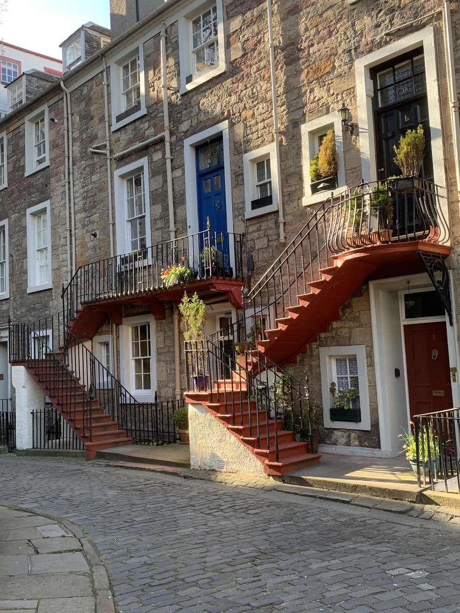 lucynorris1's tweet photo. Ramsay Garden #edinburgholdtown #ramsaygarden https://t.co/cmWvNiicyB