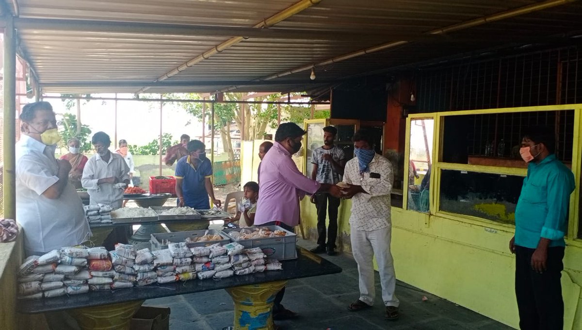 BKurnool1's tweet photo. #Day 15 : Distribution of Food to Poor people &amp; Migrant workers by Baba Bharatgas CKPalli Anantapur on a daily basis from 1st day of LOCKDOWN @BPCLimited  @PeethambarantT @Dhanapals6  @34Prabhu @shiva8953 @rajmohan2843
#CoronaStopKaroNa and #StayHomeStaySafe https://t.co/Z4I0lY0TUJ