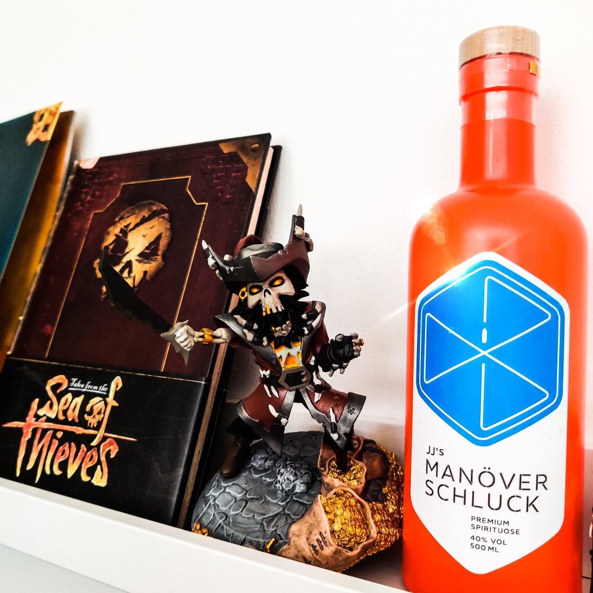 #yohohoandabottleofrum #flameheart is defending my bottle of #manoeverschluck from the #pirates on #SeaofThieves

#cheers 🥃 #rum and #lootyourbooty #apirateslifeforme