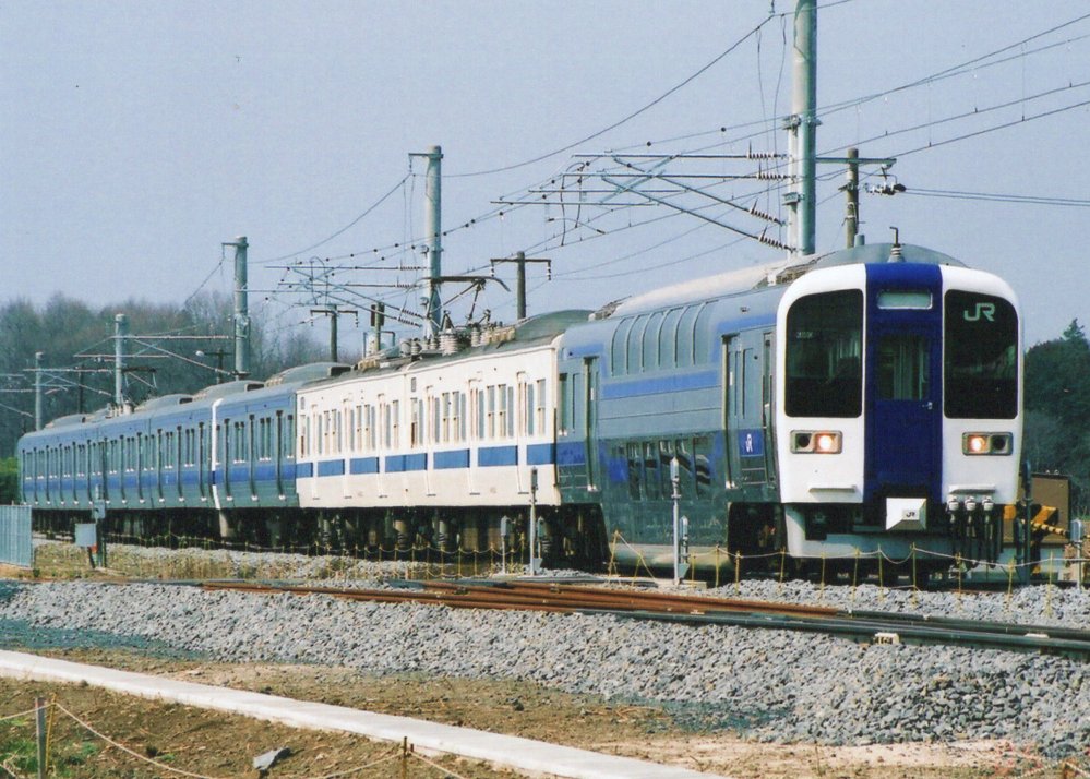 2005年に撮影した1900番台。(友部～内原間？) 白かったり銀色だったり