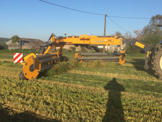 sasmichelodic's tweet photo. Mise en route d'un #andaineur ELHO V-Twin 950 S sur le secteur de Mael Carhaix.
#elho #jeulin #agriculture #agriculteur #andain #tracteur #fourrage @NewHollandAgFr https://t.co/rx1zRTDuUV