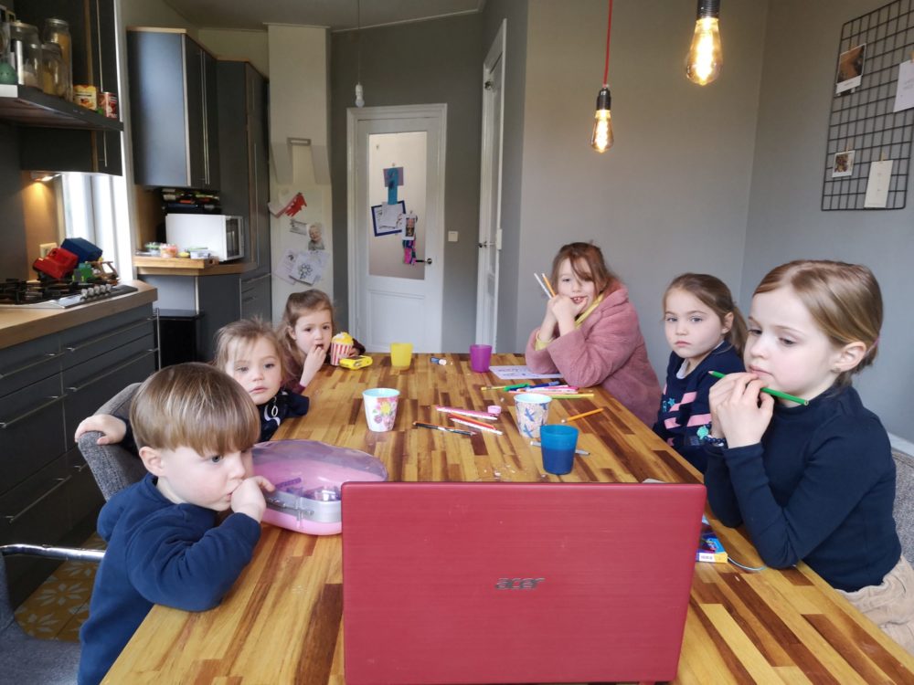 BWArnhem's tweet photo. Drie gezinnen gaan samen in quarantaine en verzorgen samen thuisonderwijs.
https://t.co/TyaXVYylDR https://t.co/L2yhzZxfHe