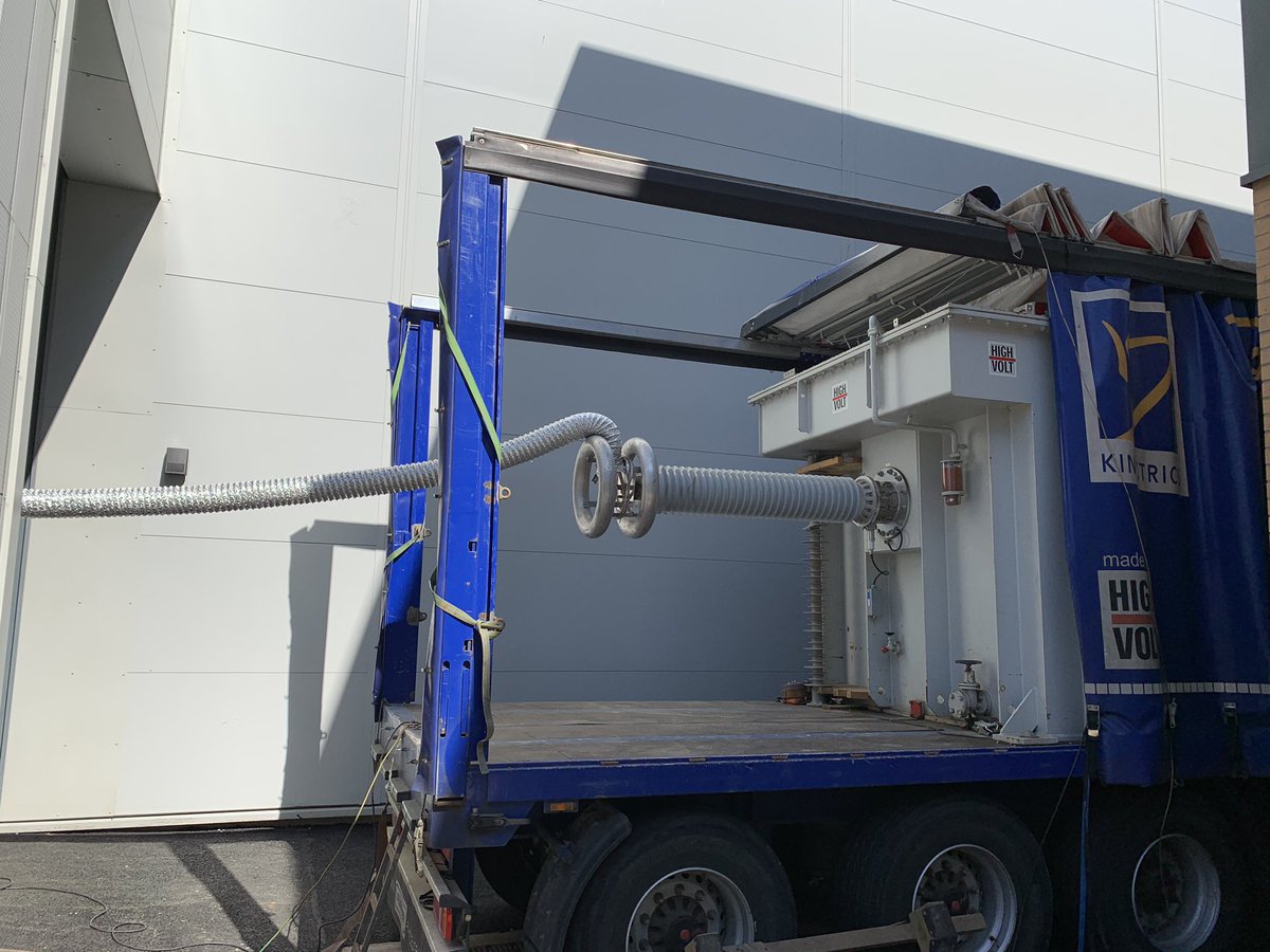 EngineerLondon's tweet image. Testing high voltage cables which will power London for the next few decades. Going well 👍⚡️ #keyworkerHeroes #JobThatCantWait #NetZeroReady