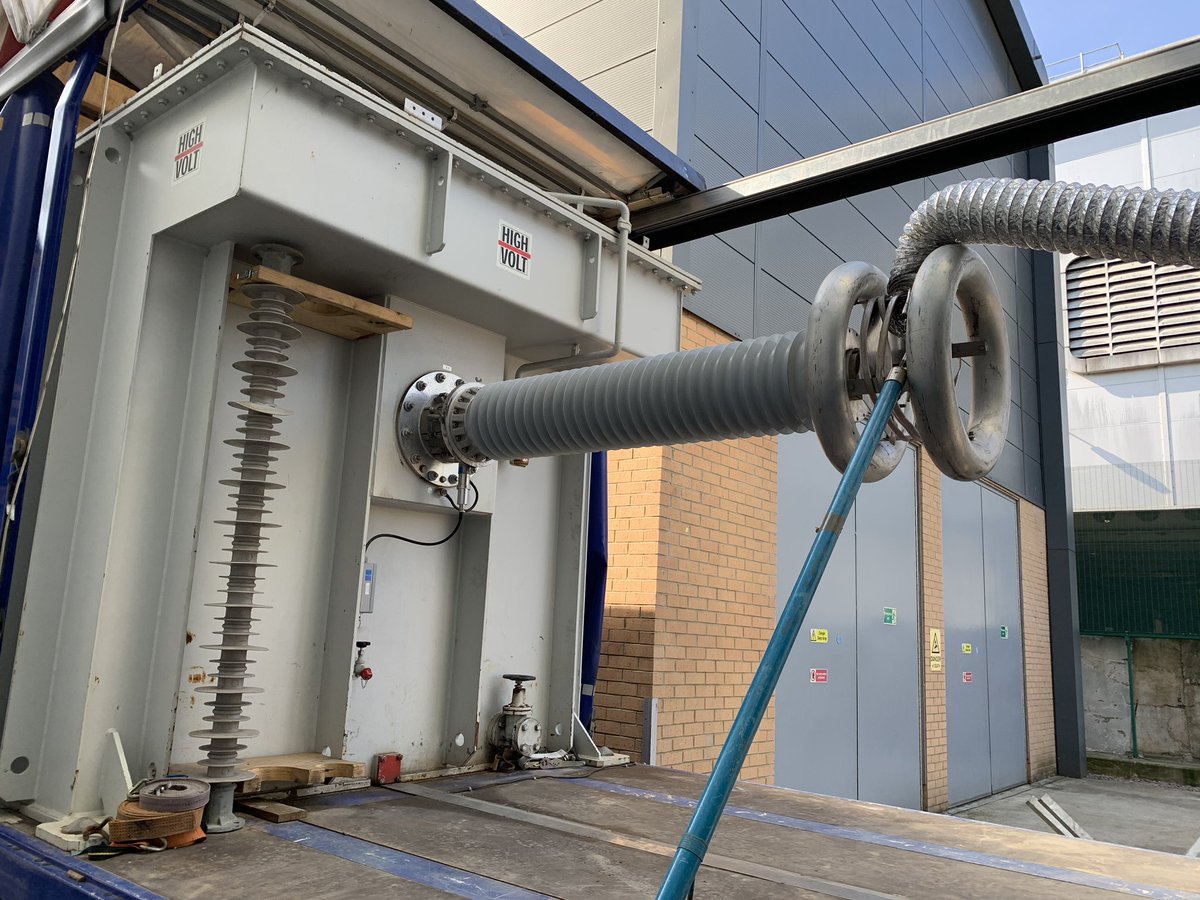 EngineerLondon's tweet image. Testing high voltage cables which will power London for the next few decades. Going well 👍⚡️ #keyworkerHeroes #JobThatCantWait #NetZeroReady