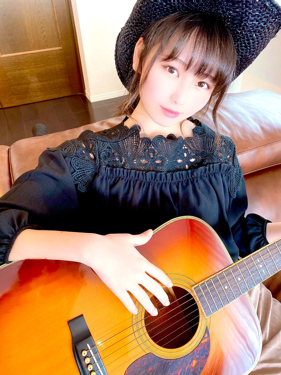 安井南 Twitterren 今日はマカレナダンスを撮ったので 夕食はマカロニなのです 動画を撮る時に メキシコっぽいものない って聞いたら 屋根裏から何本かギターが出てきて がっちゃんを君に譲ってしんぜよう って言われたの ギターがあったのも命名されて 安井南 Twitterren 今日はマカレナダンスを撮ったので 夕食はマカロニなのです 動画を撮る時に メキシコっぽいものない って聞いたら 屋根裏から何本かギターが出てきて がっちゃんを君に譲ってしんぜよう って言われたの ギターがあったのも命名されて