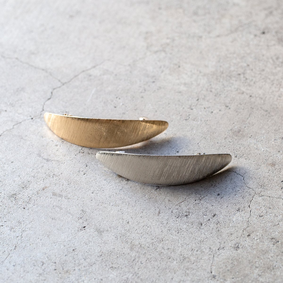 Accessories Blossom アクセサリーズブラッサム Pa Twitter ヘアアレンジも簡単なバレッタをご紹介 シンプル なデザインでも無機質な質感でお洒落上級者に カラー系のアイテムと違い より大人っぽさが増します アクセサリーズブラッサム Abコーデ アクセ