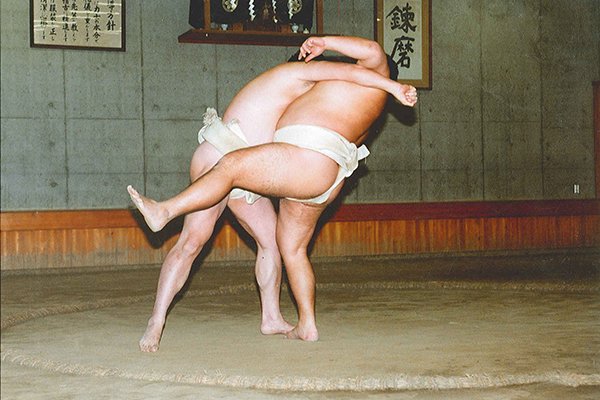 日本相撲協会公式 決まり手八十二手 相撲には ８２の決まり手があります それぞれの 決まり手 がどの様な技なのかをご紹介いたします 過去５年間の決まり手ランキングも見られます ５年以上出ていない意外な決まり手とは T Co
