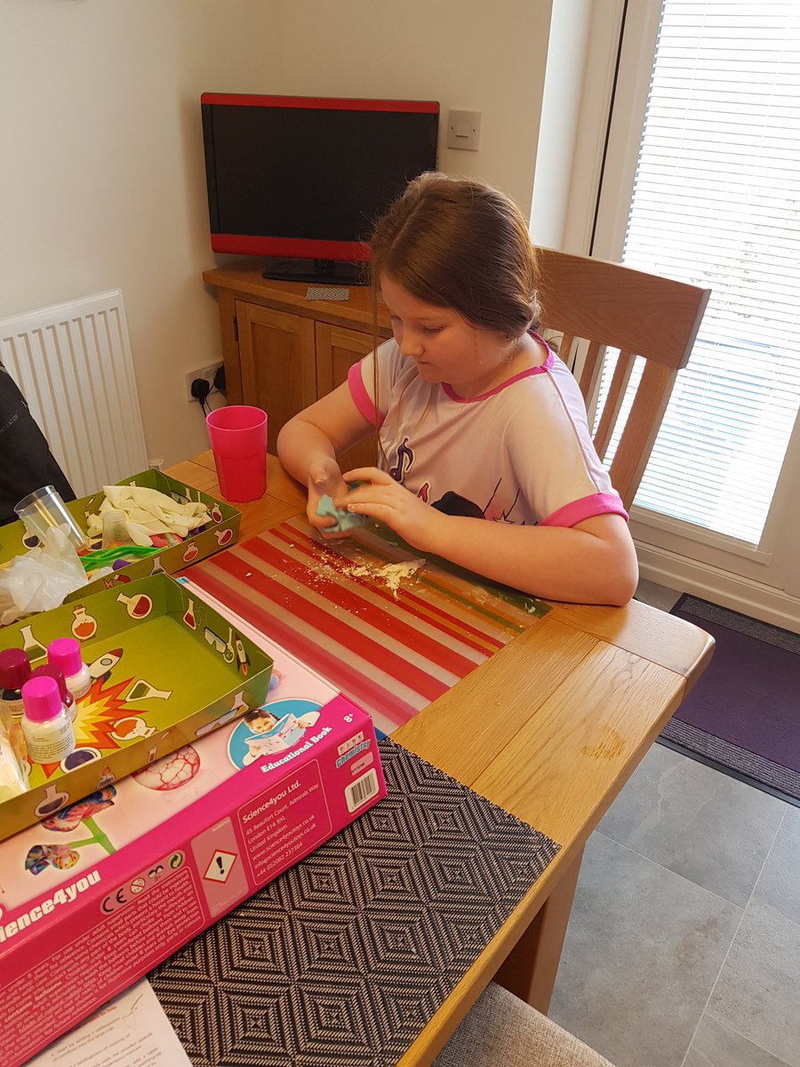 GwenfoCWPrimary's tweet photo. 🌟Chalking, Carbonara, cupcakes and chemistry! 🌟 #growingandlearning #busyathome https://t.co/tMfeS5jeRS