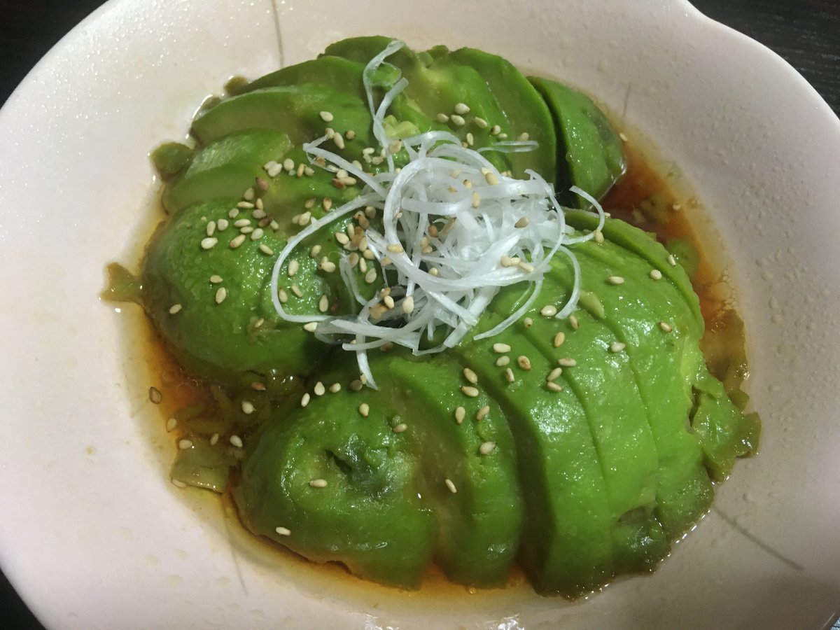 ななせなつひ トロける アボカドのレンジ蒸し レシピ 醤油 酢 砂糖 ごま油 水 大さじ１ずつのタレをつくり それをお皿に盛ったアボカドにかける ラップをかけて600wで3分チン お好みで白髪ねぎと胡麻をかけたら完成 クリーミーでホクホクな