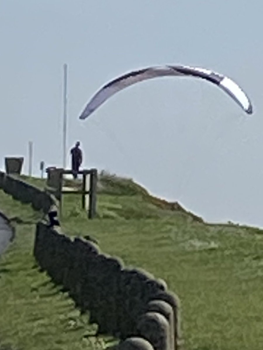 Day 23. New #paragliding #COVIDIOT off Car Park #Bexhill #GalleyHill. I hope ⁦⁦@sussex_police⁩ , who arrived shortly after this, were in time to “advise” him. #StayHome #SaveLives