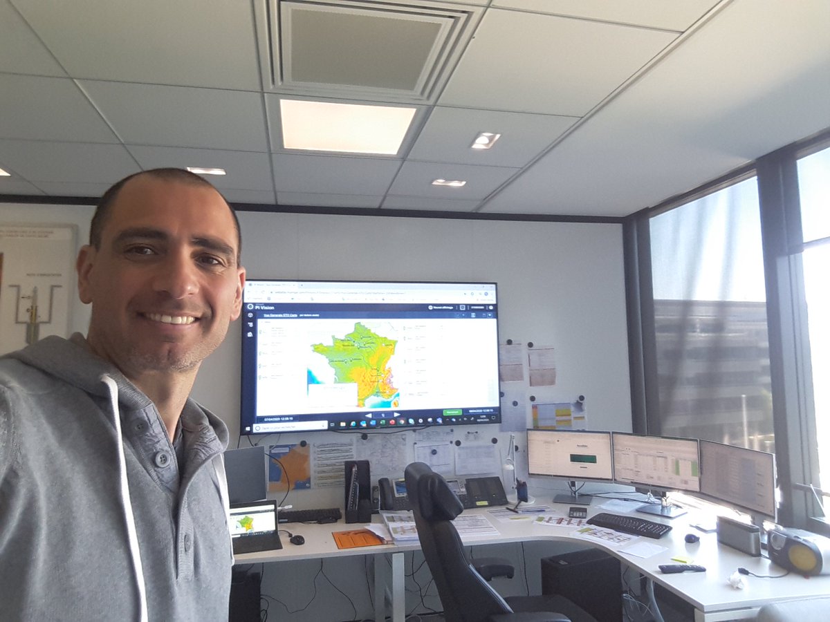 Storengy's tweet photo. #TousMobilisés | Raphaël est l’un des dispatcheurs de Storengy qui se relayent 24h/24 pour optimiser la demande de stockages sur nos sites en France. Son équipe et lui permettent le maintien de notre #serviceessentiel. 
#hérosduquotidien https://t.co/pUUW28q4oF