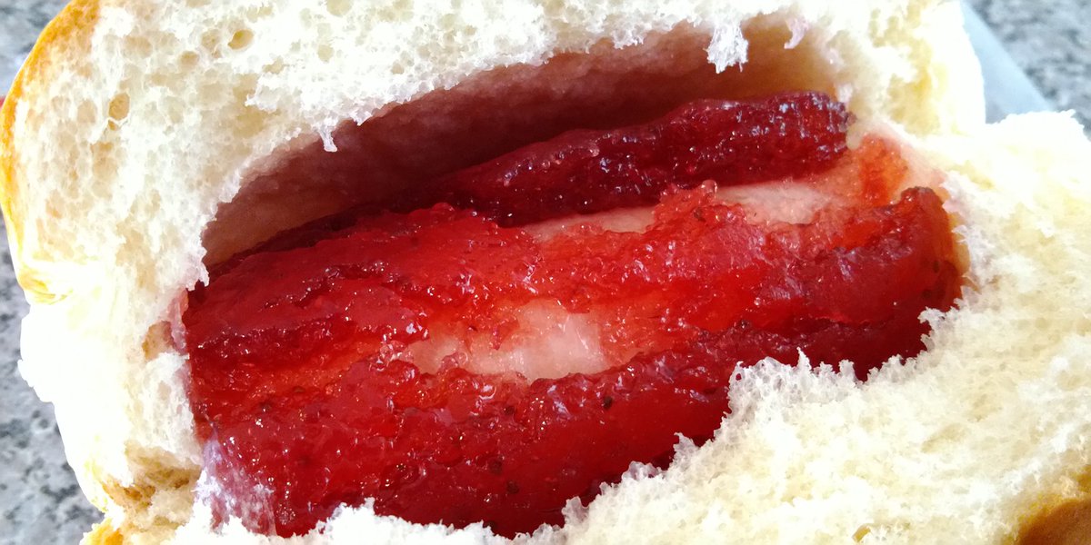 くまくん ヤマザキ の ま るい パン シリーズに超ハマっています 端から端まで というコトで本当に がいっぱい入っているんだよね これはいちご ジャムパンなんだけど持った感じも超重い 今日はクリームパンを発見 こちらも食べるの