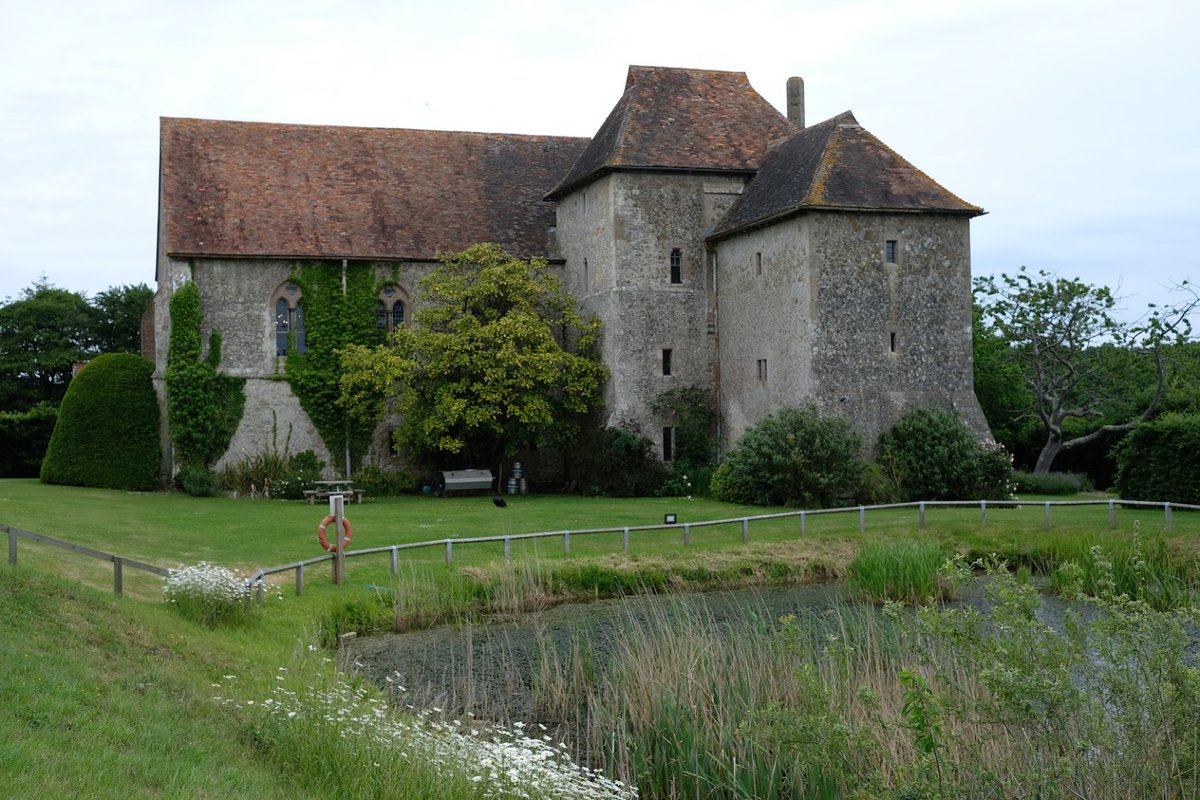 Wish I was invited to the most romantic wedding venue in Kent because I would ruin it by talking about how it's the abbot's lodgings of Bilsington Austin Priory and Pevsner says the church site is lost even tho its not, I can't find an excavation plan but gonna be in that field