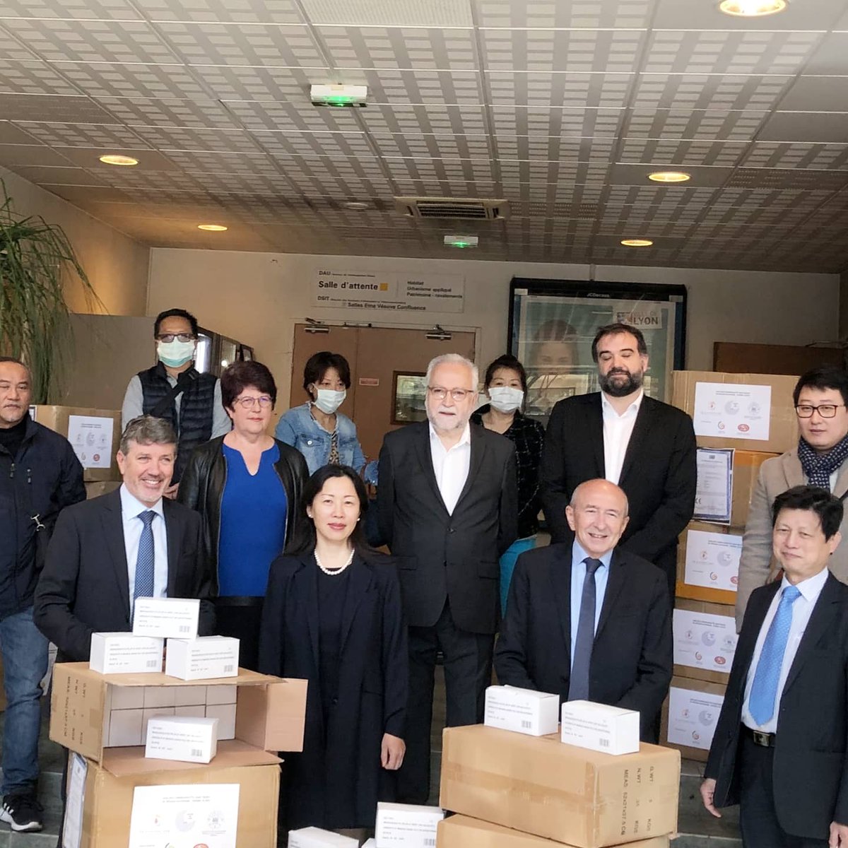 centreasie's tweet photo. Les communautés asiatiques de Rhône-Alpes font un don de 20 000 masques pour les EHPAD. 
#SolidariteCOVID19
#lyon #rhonealpes
Communiqué de presse ⬇️⬇️⬇️
https://t.co/K0t7A7MYrG https://t.co/yjCdDFxyV9