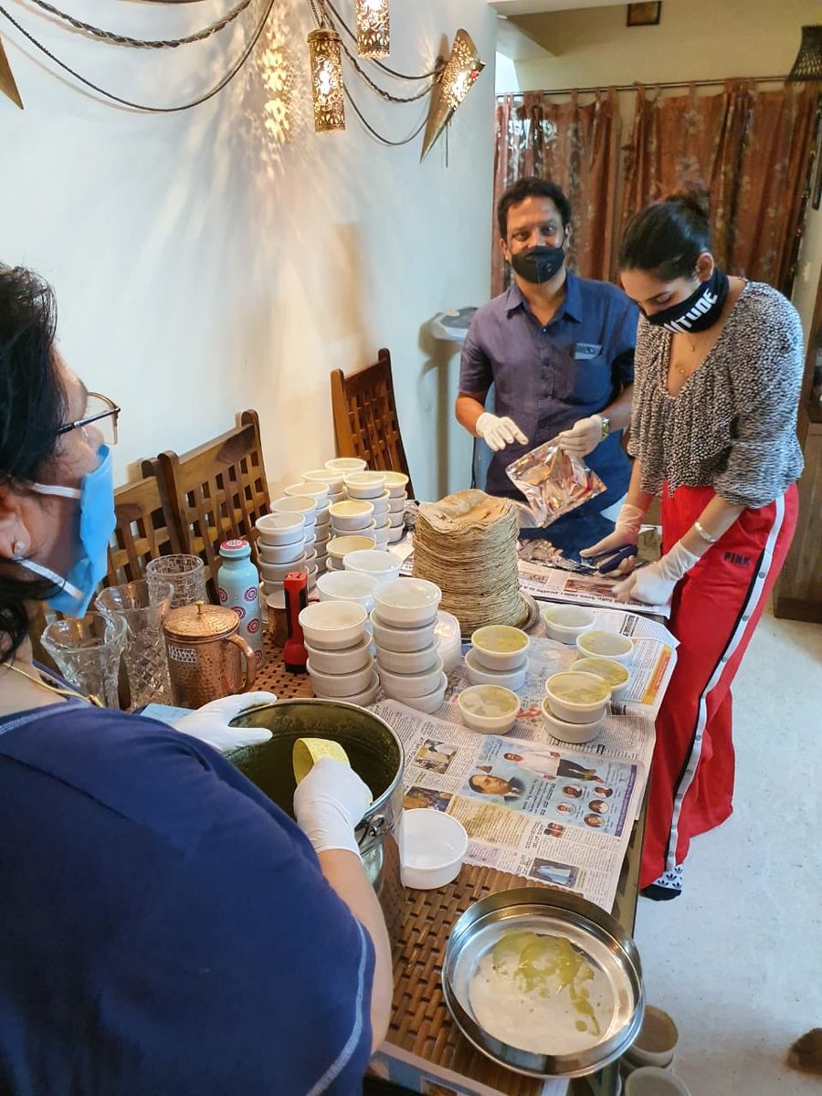 raginidwivedi24's tweet image. #RDKITCHEN made meals for the #HealthcareHeroes from home and delivered a sumptuous dinner for 150 at the Covid government hospital last night ... just doing our bit with love n care #BeatingCorona #AllInThisTogether #LockdownExtended #FoodForThought